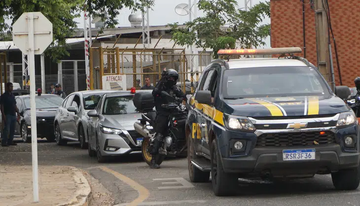 Rocam ordenando iniciar o comboio