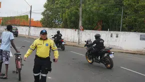 Strans organizando o transito próximo a saída do Aeroporto