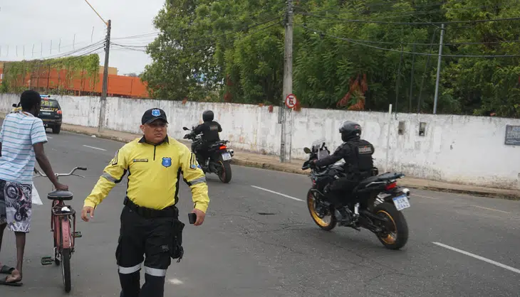 Strans organizando o transito próximo a saída do Aeroporto