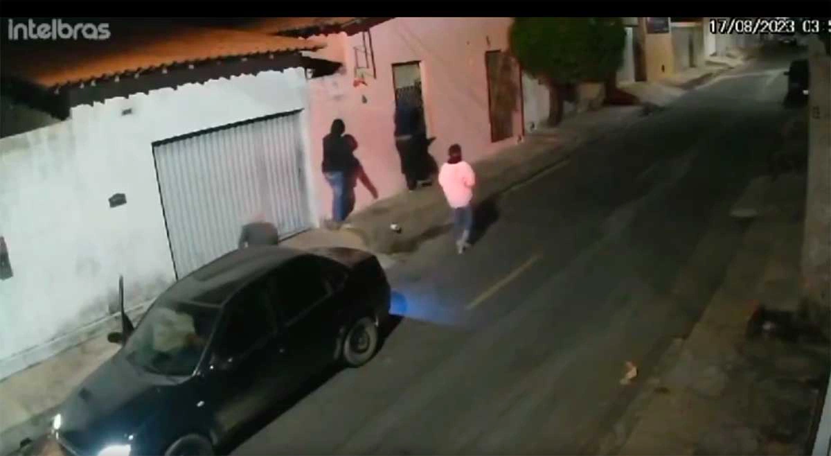 Uma câmera de segurança flagrou o momento em que o grupo chega ao local para executar o jovem