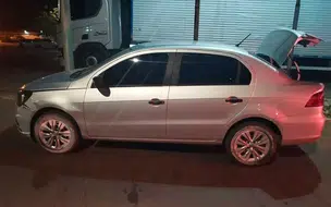 PM persegue bandidos e resgata motorista de app em porta-malas de carro roubado