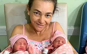 Mãe de 42 anos dá a luz gêmeas em gestação extremamente rara no Piauí