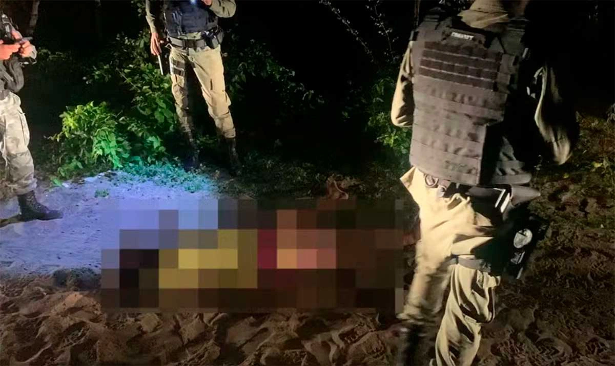 Corpo da vítima ficou estendido no chão em uma rua no Loteamento Santa Luzia 2