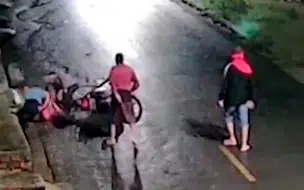 Criminosos fazem emboscada e derrubam casal com criança de moto para roubá-los