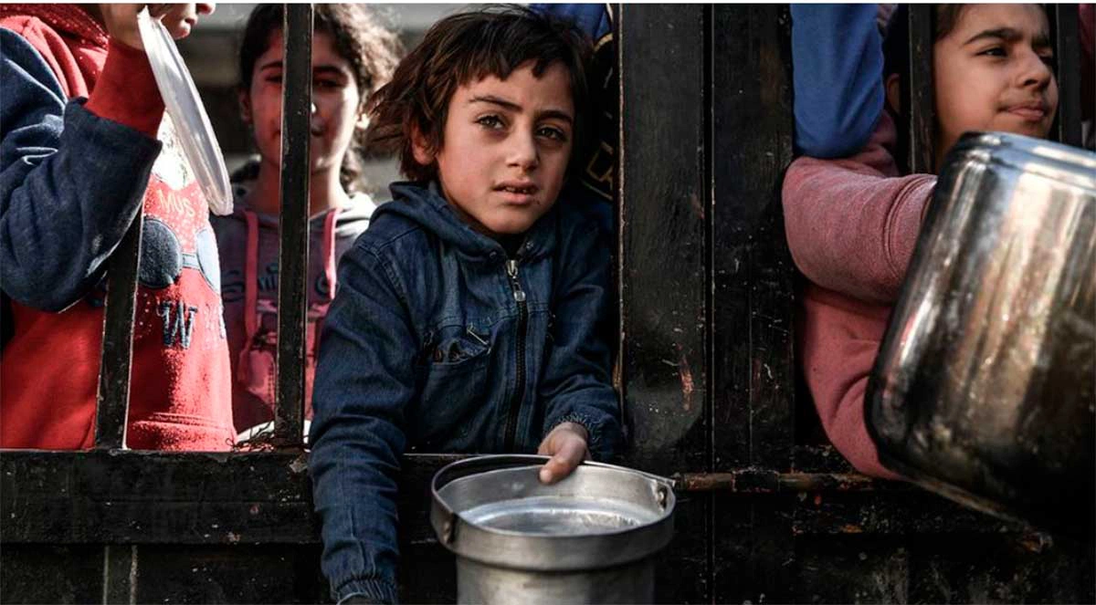 Em Gaza, crianças esperam para receber comida enquanto os bombardeios no enclave continuam