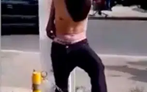 Suspeito de assalto é gravado amarrado em poste enquanto é espancado em Teresina