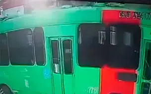 Motorista de ônibus desgovernado sobe em calçada e evita acidente em Teresina