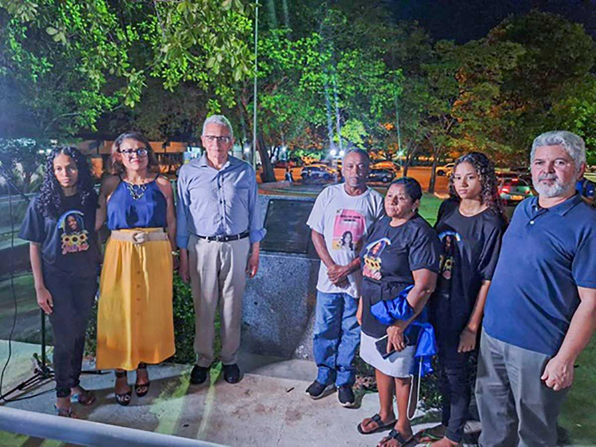 Reitor da UFPI, Gildásio Guedes, diretora do CCE, Eliana Alencar, chefe do DCS, Eliezer Castiel Menda, e família de Janaína Bezerra durante a entrega do Memorial