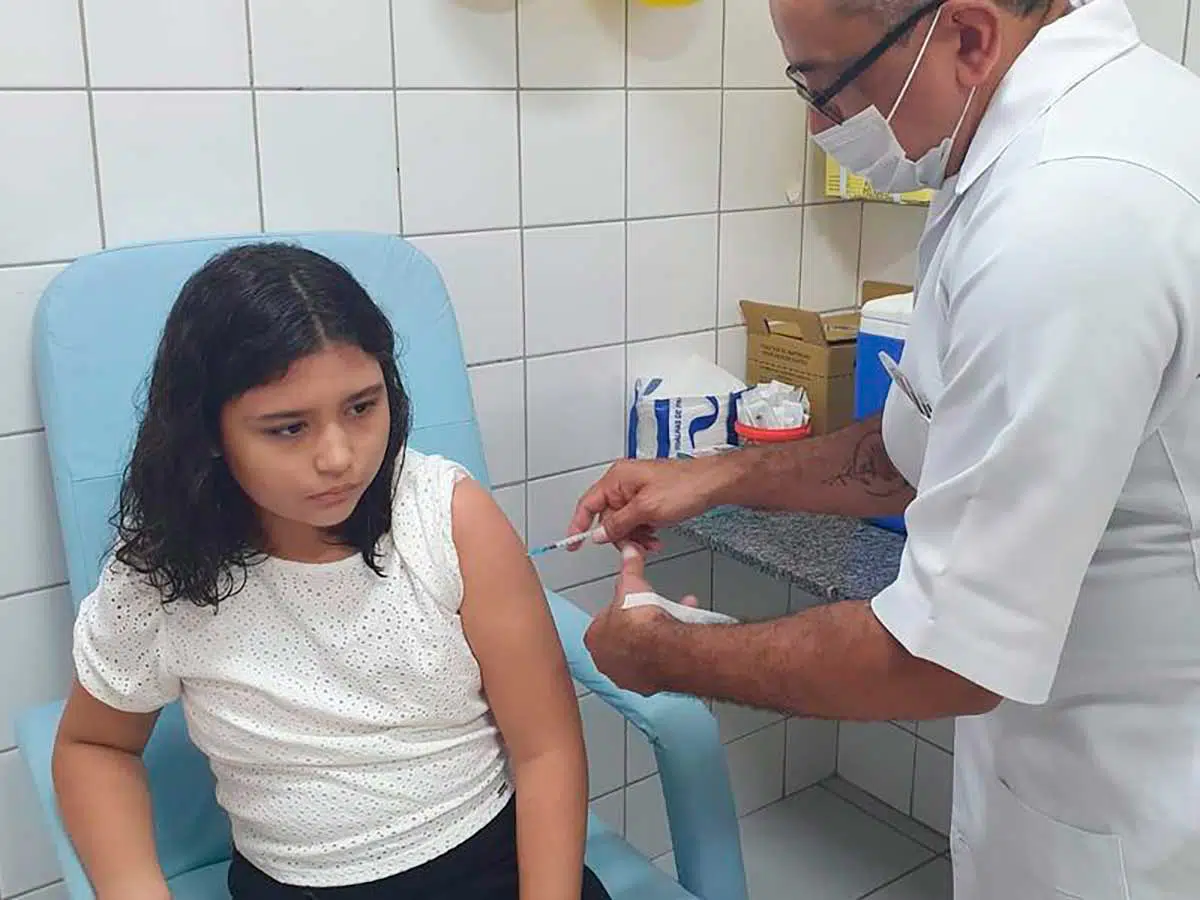 A segunda dose da vacina contra a dengue é destinada a crianças e adolescentes que já tomaram uma dose do imunizante