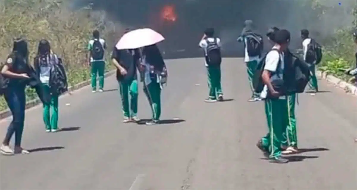 Alunos retornavam para casa no momento em que ônibus pegou fogo