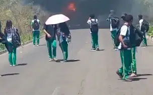 Ônibus escolar fica destruído após pegar fogo na zona rural de Piripiri