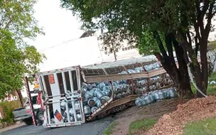 Caminhão carregado com botijões de gás tomba e gera transtornos em Teresina