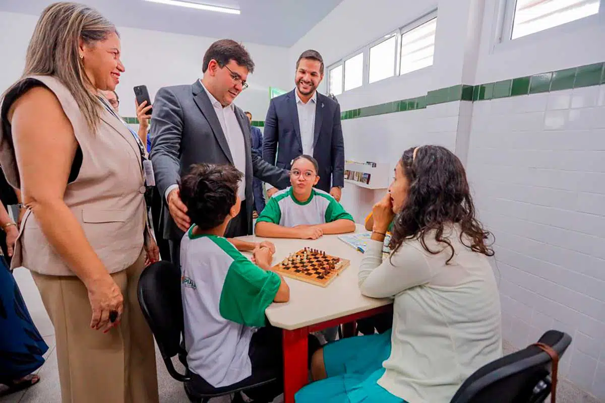 Governador Rafael Fonteles e Secretário de Educação Washington Bandeira, durante entrega da reforma do Centro Estadual de Tempo Integral (Ceti) Áurea Freire