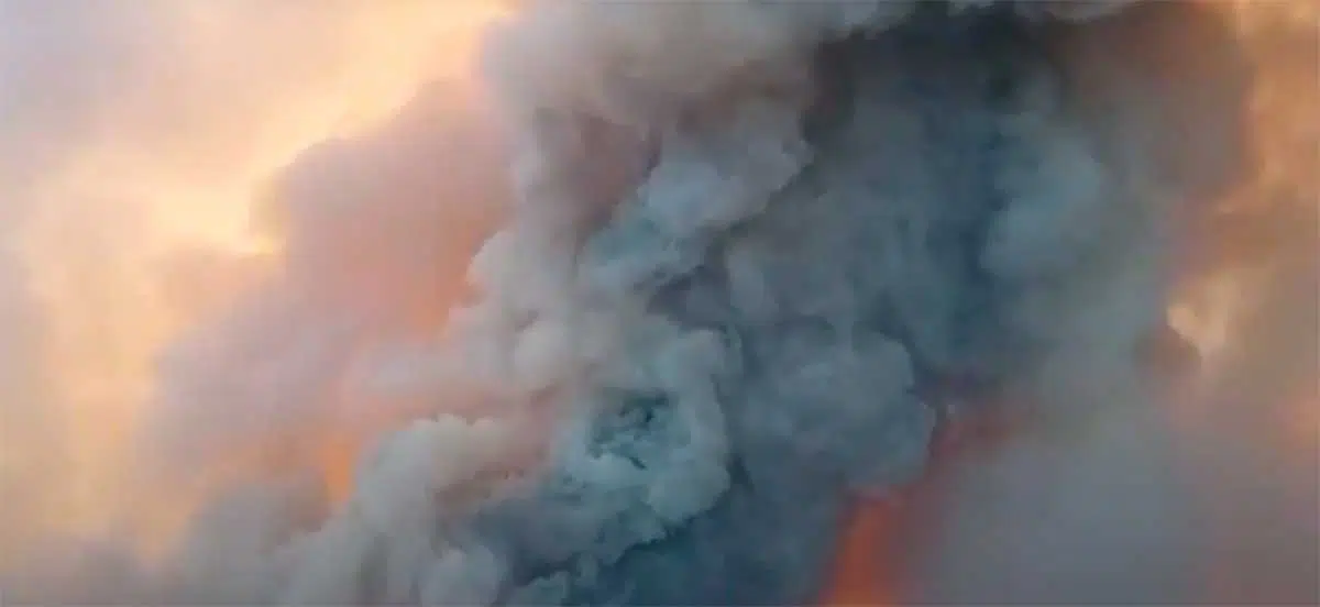 Vídeos gravados por moradores locais mostram a fumaça densa que vinha do local do incêndio