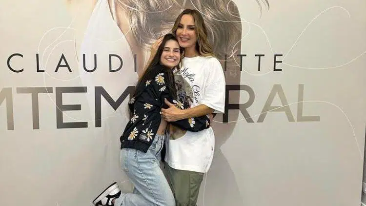 A bailarina Isabella Oliveira, de 21 anos, ao lado da cantora Claudia Leitte• Reprodução/redes sociais
