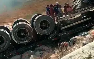 Carreta tomba e motorista fica preso às ferragens em Marcolândia