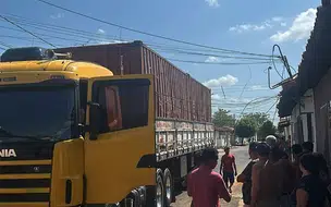 Caminhão arrasta e derruba 7 Postes e toda fiação no Bairro São Joaquim