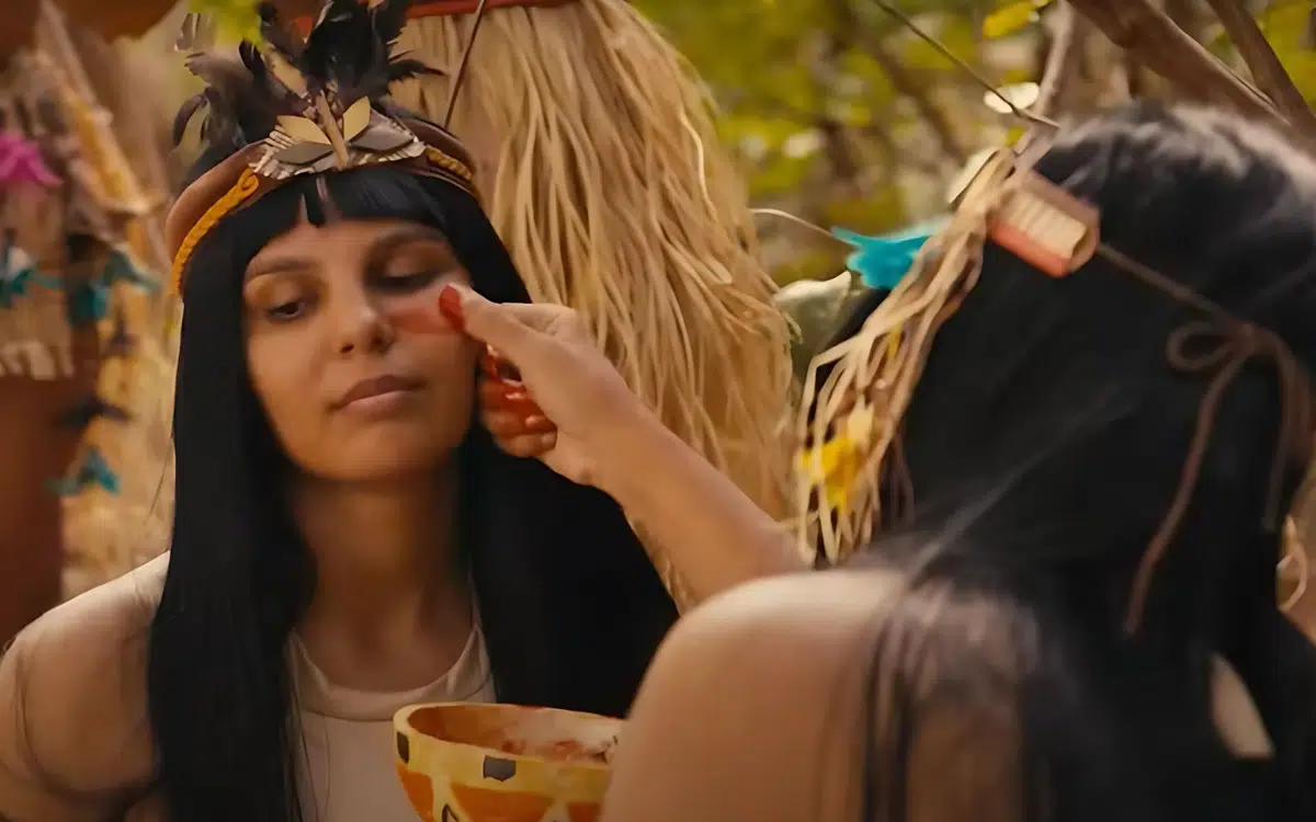 Cena do videoclipe "Pindorama" em homenagem aos povos originários