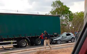 Carro de passeio fica debaixo de carreta após grave acidente na BR 316