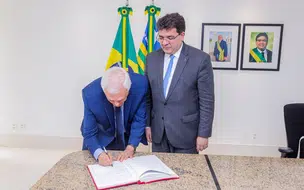 Governador Rafael Fonteles passa cargo para cumprir missão oficial em Portugal