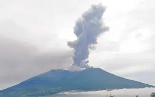 Vulcão em Erupção na Indonésia deixa pelo menos 10 mortos