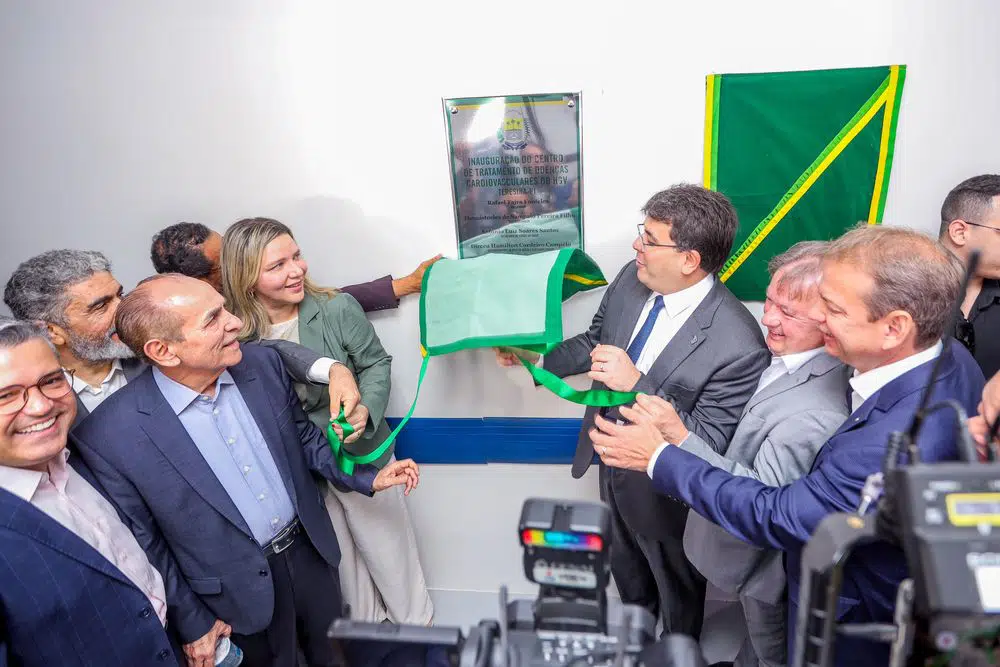 O governador Rafael Fonteles e o secretário da Saúde do Piauí, Antônio Luiz, entregaram, nesta segunda-feira (18), um novo Centro de Tratamento para Doenças Cardiovasculares e um novo serviço de Hemodinâmica no Hospital Getúlio Vargas (HGV)