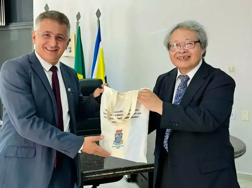 vice-reitor, professor doutor Jesus Abreu e Tomio Sakamoto cônsul principal do Japão em Belém