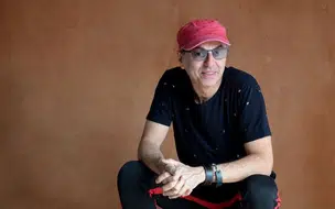 Zeca Baleiro encerra temporada do Seis e Meia com show no Theatro 4 de Setembro