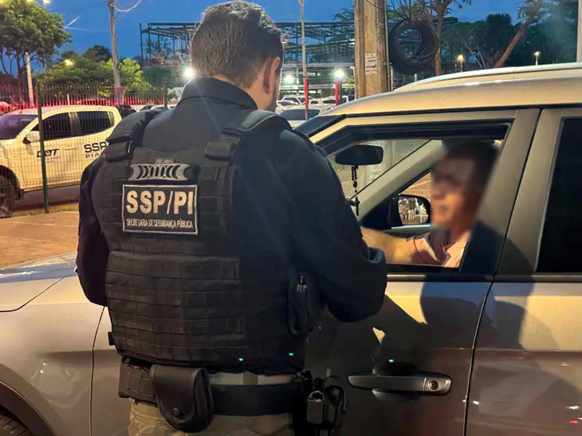A ação visa combater infrações graves como a condução de veículos por pessoas não habilitadas, a embriaguez ao volante, além de garantir o uso obrigatório do capacete e do cinto de segurança.