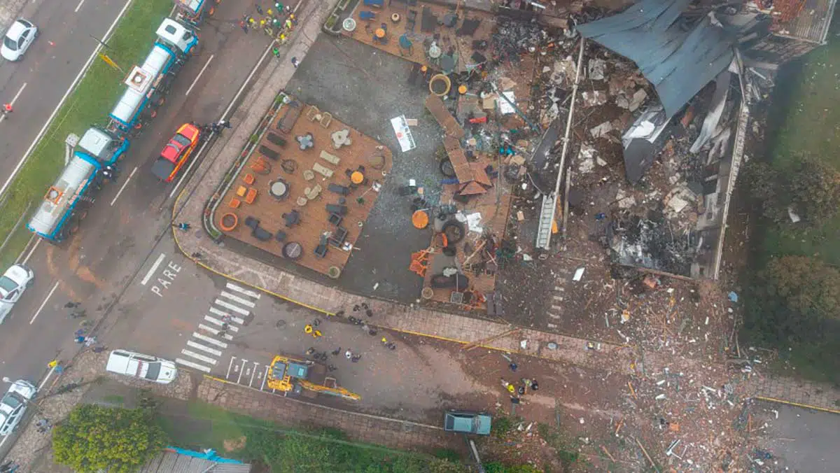 Aeronave atingiu estrutura de prédio em obras e caiu sobre uma loja de móveis, atingindo também a estrutura de hotel