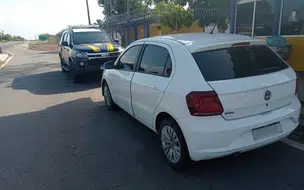 Condutor com arma ilegal, CNH vencida e veículo com sequestro judicial é preso