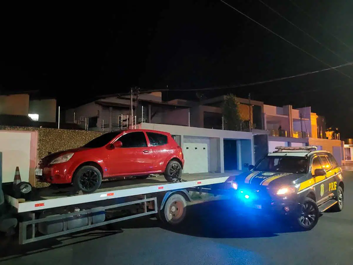 Durante a ação, verificou-se que o veículo estava licenciado apenas até o ano de 2023