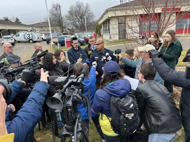 Entrevista coletiva da polícia de Madison após ataque a tiros na escola cristã Abundant Life.• WISC via CNN Newsource
