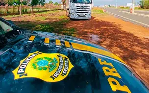 PRF apreende carga irregular de madeira em Campo Maior