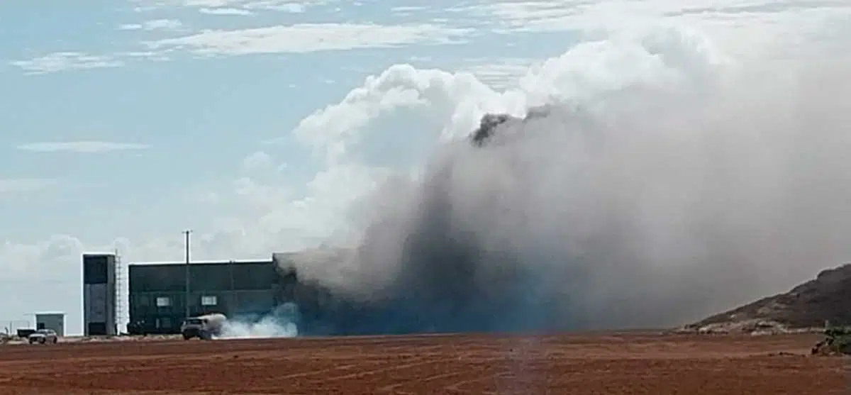 Fumaça causada pela explosão pode ser vista de longe