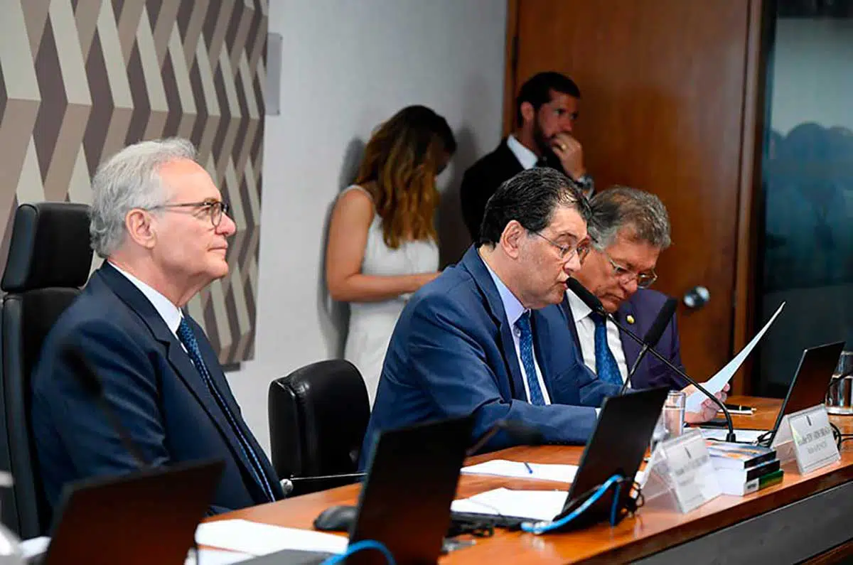 Na reunião, presidida por Renan (primeiro à esq.), Braga leu seu relatório, que acolheu 657 emendas, de modo parcial ou total