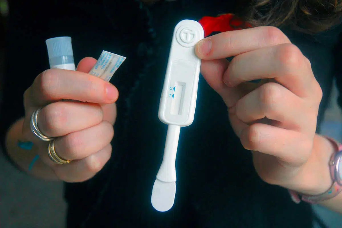 O autoteste é uma ferramenta prática que permite identificar a necessidade de realizar o teste rápido para confirmar a infecção pelo HIV
