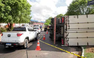 Condutor fica ferido após carreta carregada com cerveja tombar em Teresina