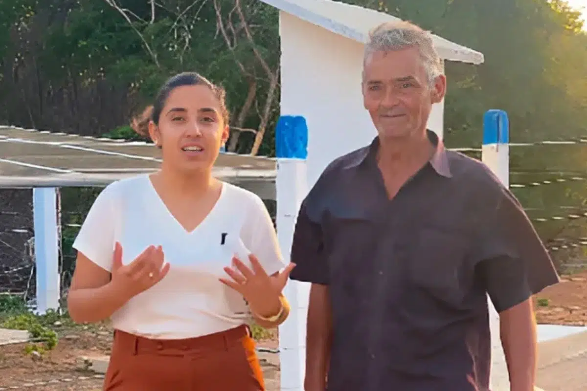 Prefeita na Comunidade Caraíba dos Crentes inaugurando um poço com energia solar.