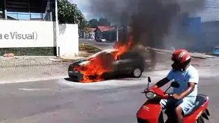 Um incêndio consumiu completamente um veículo na manhã deste sábado
