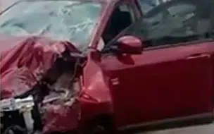 Assaltantes roubam carro, são seguidos e batem veículo em poste em Teresina