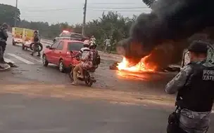Manifestantes bloqueiam a Avenida Poti Velho ao queimarem pneus em protesto