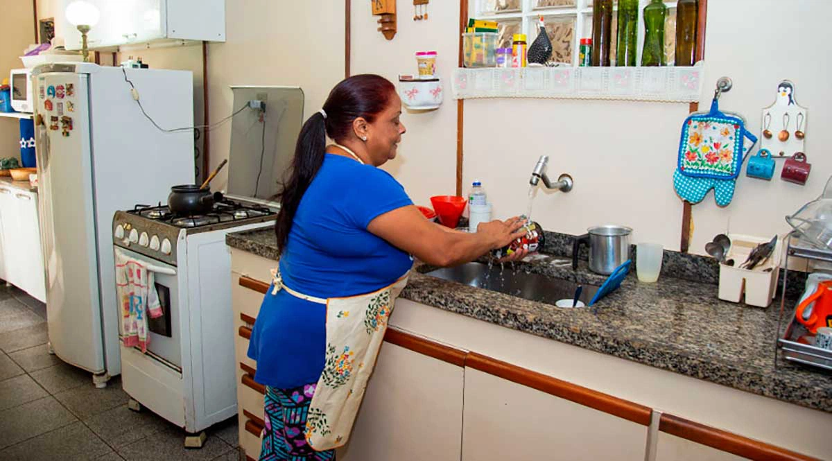 Em 2022, mulheres pretas ou pardas dedicaram 1,6 hora a mais por semana a afazeres domésticos e cuidados de pessoas do que as brancas
