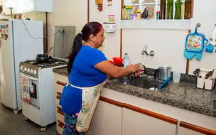 Mulheres pretas ou pardas gastam mais tempo em tarefas domésticas diz estudo