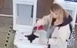 Jogar tinta na urna: Símbolo de repúdio dos russos a Putin