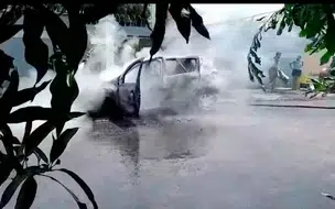 Carro pega fogo em Teresina e Populares agem rapidamente para conter incêndio