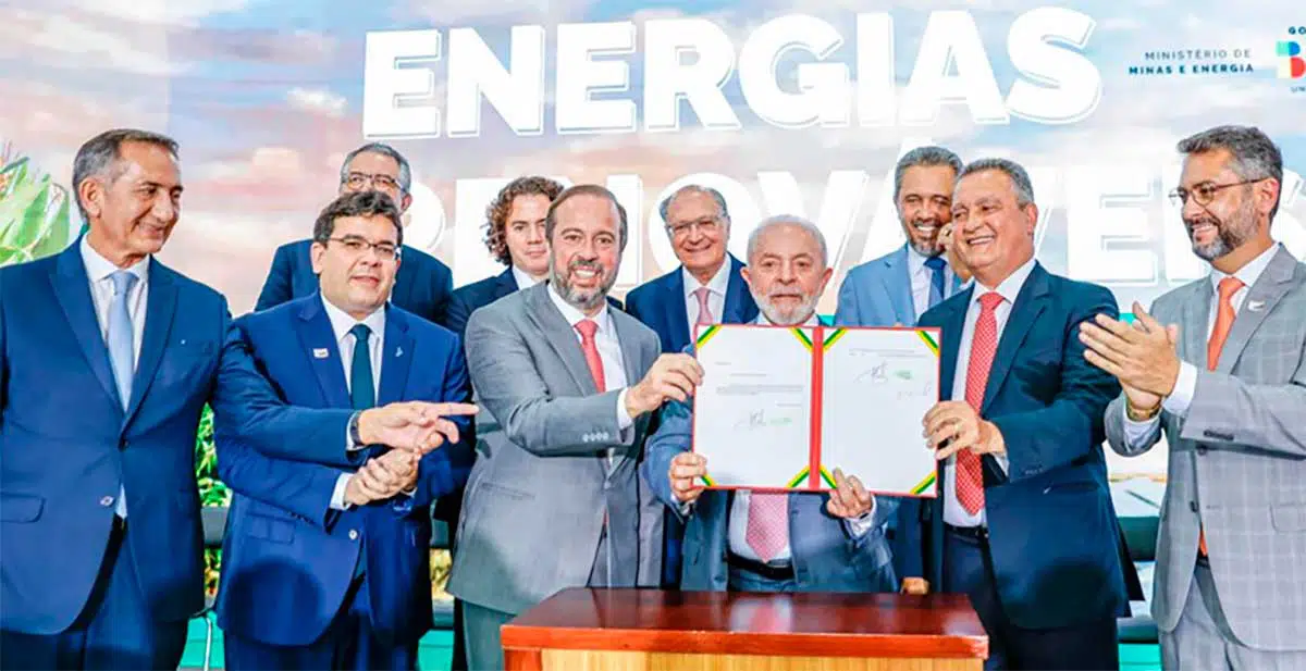 Luiz Inácio Lula da Silva e o ministro de Minas e Energia, Alexandre Silveira, assinaram a MP nesta terça 9