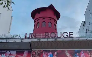 Partes da estrutura de moinho de vento do "Moulin Rouge" desabam em Paris
