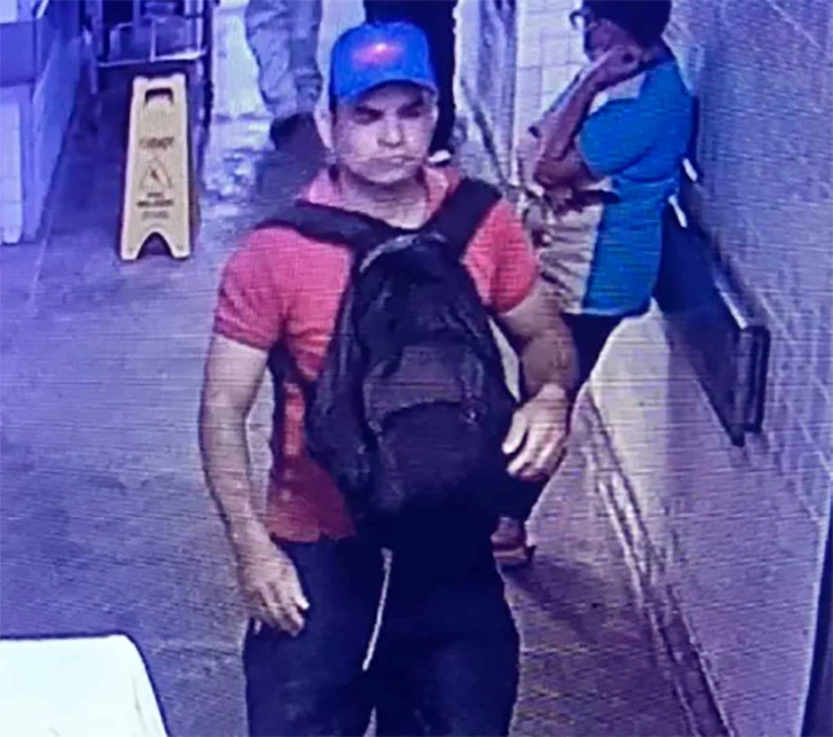 O suspeito foi flagrado por câmeras de segurança, se dirigindo até o local onde cometeu o crime