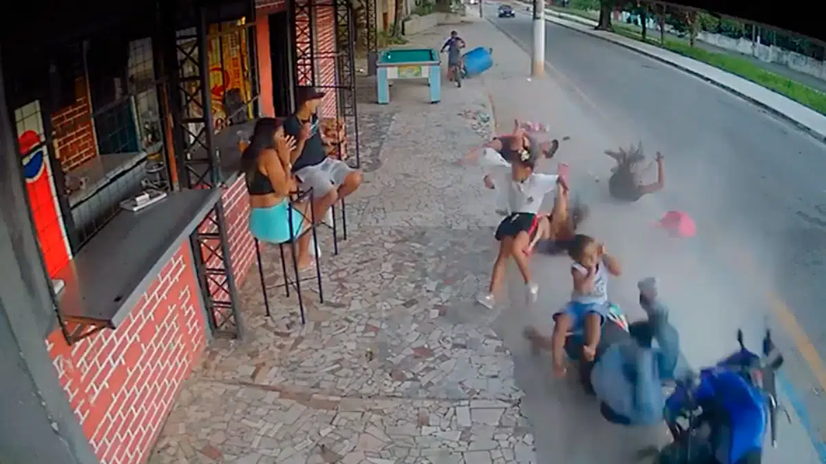 Video mostra Motociclista perdendo controle e atropela cinco pessoas em Jacareí